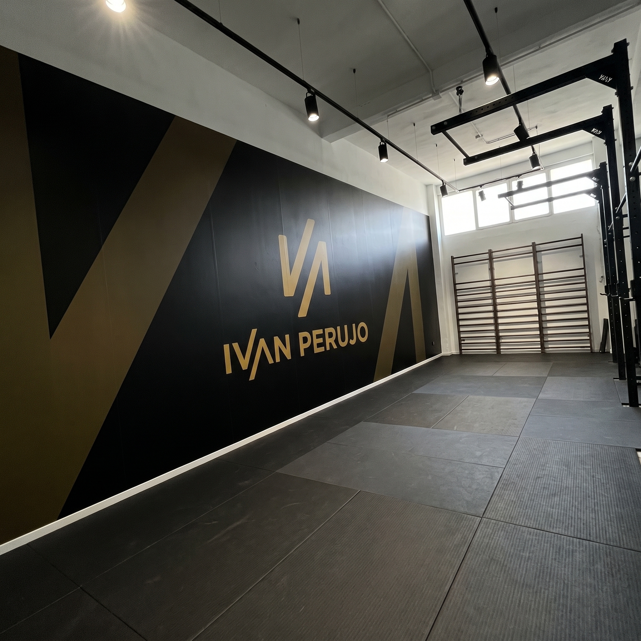 Ivan Perujo — branding mural en sala deportiva